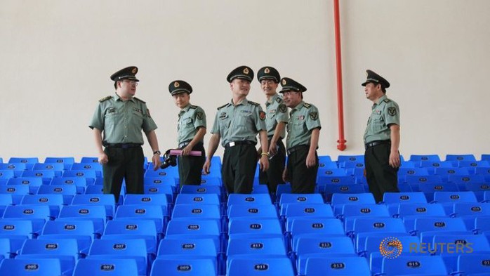 Các cố vấn Trung Quốc đi tham quan học viện ở Campuchia. Ảnh: Reuters