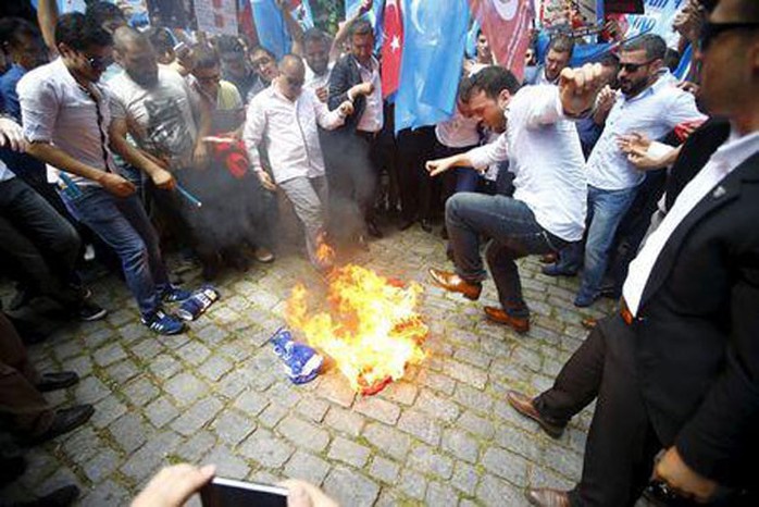 Người Thổ Nhĩ Kỳ đốt cờ Trung Quốc. Ảnh: Reuters