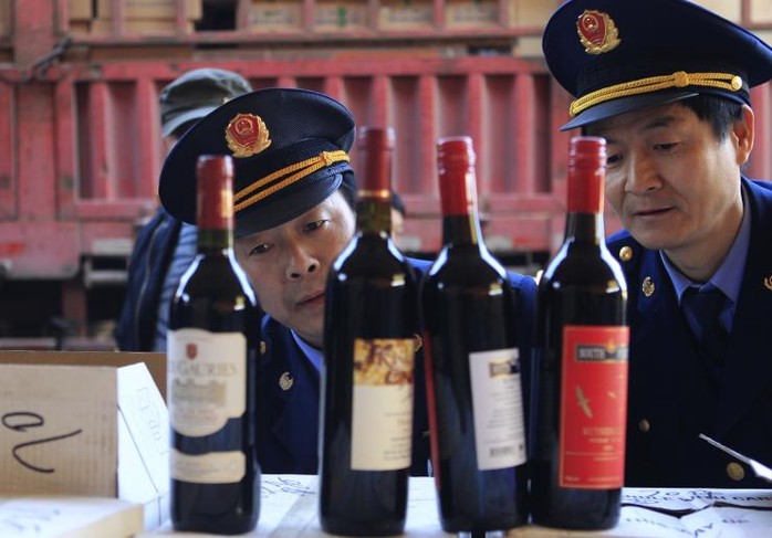 Cơ quan chức năng Trung Quốc kiểm tra rượu