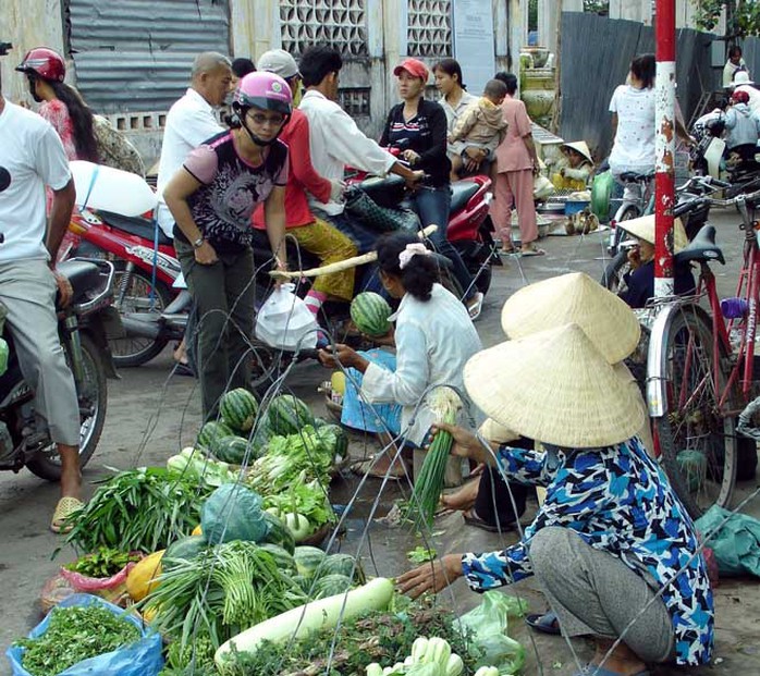 Chợ hẻm Sài Gòn tuy ngheo, tuy luộm thuộm nhưng luôn thắm đẫm tình người nếu bạn là người năng đến chợ để tìm hiểu và chứng kiến - Ảnh: minh họa