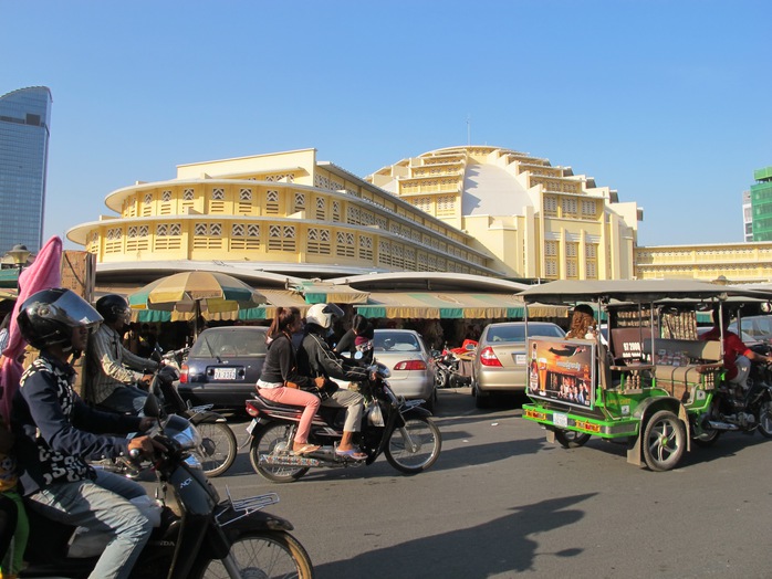 Chợ Mới nằm cạnh khu trung tâm mua sắm Sorya và nhiều địa điểm du lịch