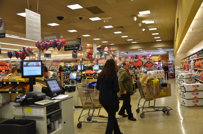 Khách hàng mua sắm tại siêu thị của Mỹ