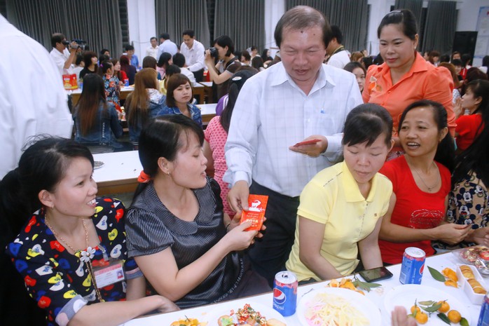 Ông Nguyễn Việt Cường, Phó Chủ tịch LĐLĐ TP, lì xì Tết cho công nhân Công ty Huê Phong
