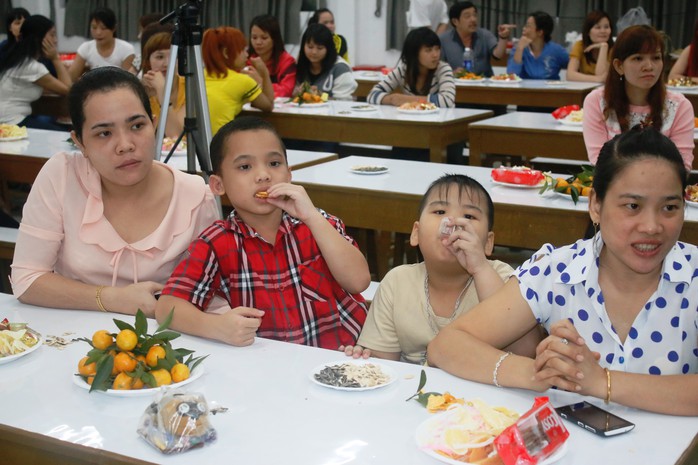Con công nhân cùng chung vui với mẹ