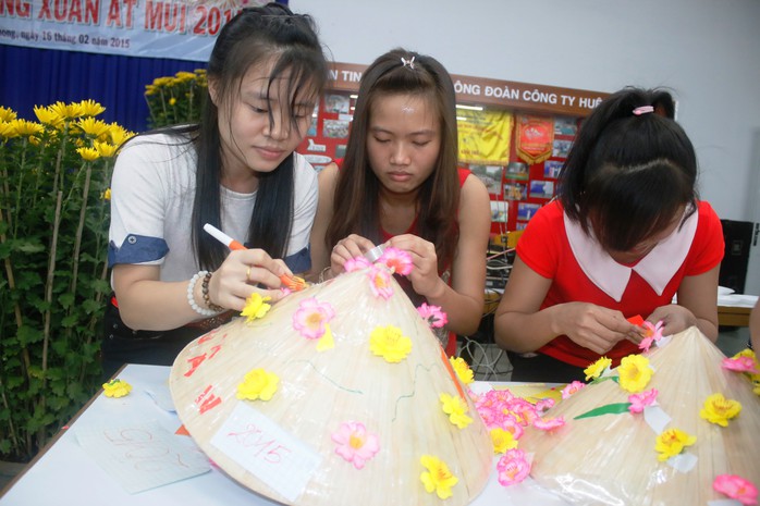 Công nhân háo hức tham gia cuộc thi trang trí nón lá