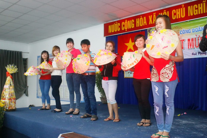 Công nhân thi trang trí nón lá tự tin khoe thành quà trên sân khấu