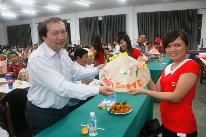 Nữ công nhân tặng chiếc nón lá được trang trí cho lãnh đạo LĐLĐ TP HCM