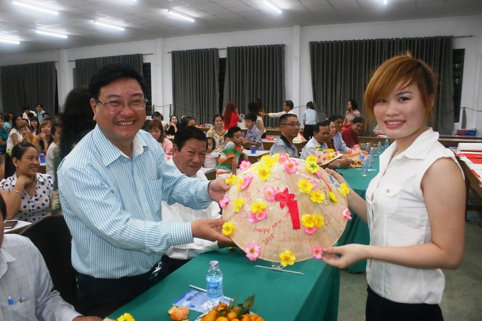 Nữ công nhân Công ty Huê Phong tặng chiếc nón lá cho ông Thân Trọng Minh, Trưởng ban Dân vận quận ủy Gò Vấp