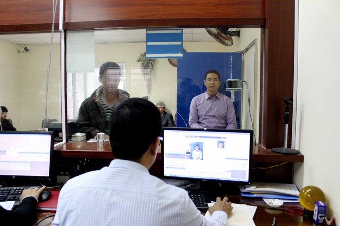 Người dân làm thủ tục cấp đổi giấy phép lái xe tại Tổng cục Đường bộ Việt Nam Ảnh: Tiến Mạnh