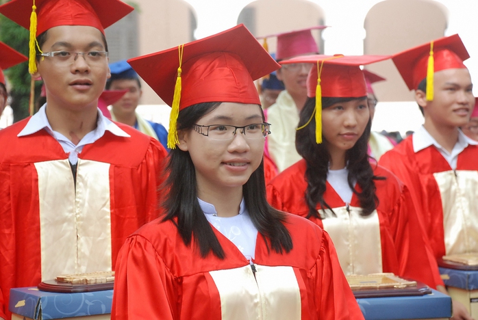 Học sinh tiêu biểu được tuyên dương tại lễ khai giảng của Trường THPT chuyên Lê Hồng Phong, TP HCM Ảnh: TẤN THẠNH