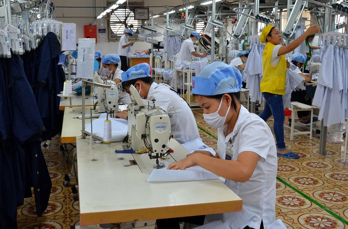 Sản xuất áo xuất khẩu tại Tổng Công ty CP May Việt Tiến Ảnh: TẤN THẠNH