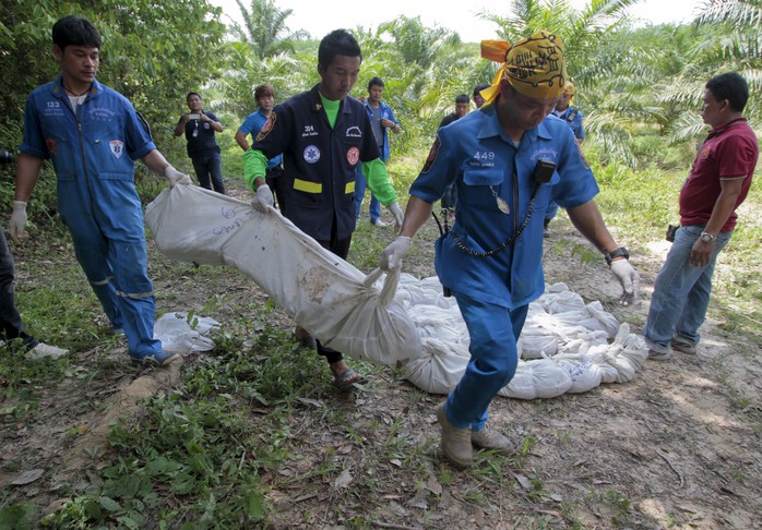 Những thi thể được tìm thấy tại một trang trại cao su ở tỉnh Songkhla - Thái Lan hôm 6-5. Ảnh: Reuters