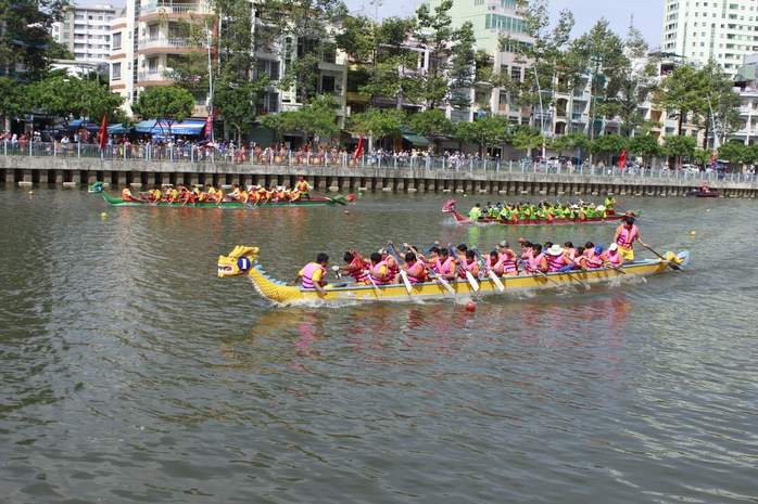 Các đội tranh tài tại giải đua thuyền truyền thống TP HCM             Ảnh: SỸ ĐÔNG