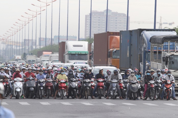 Nhiều người đề nghị bỏ thu phí bảo trì đường bộ đối với xe máy Ảnh Hoàng Triều