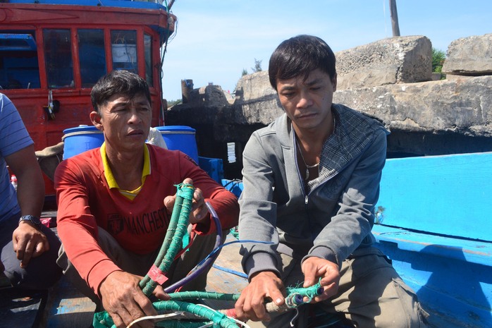 Nhiều thiết bị và ngư lưới cụ trên tàu QNg 90657 TS của ngư dân Nguyễn Văn Phú bị Trung Quốc chặt đứt, phá hỏng