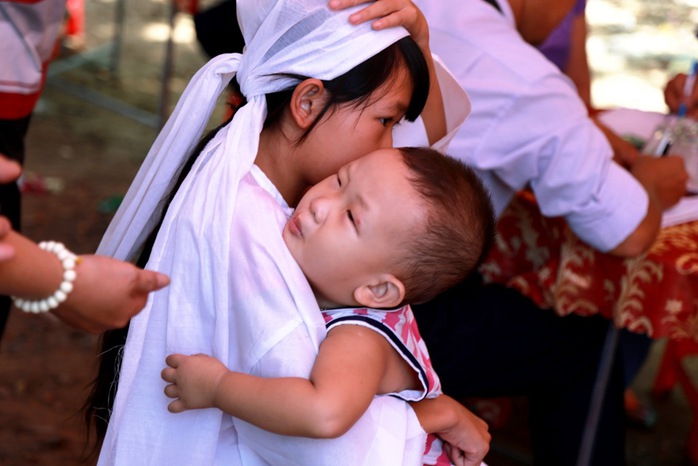 Hai đứa con của chị Nguyễn Thị Bích Chi buồn khóc vì thấy mẹ “vắng nhà lâu không về”