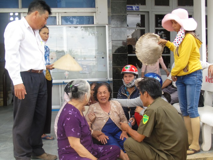 Bà Phạm Thị Nga (vợ cụ Nguyễn Chim) khóc ngất khi nghe tin chồng đột tử