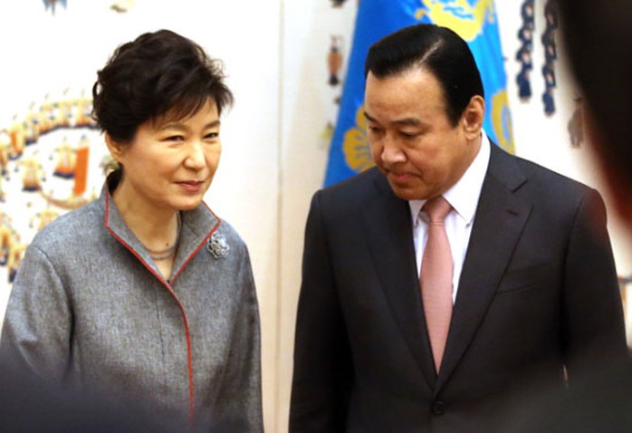 Tổng thống Park Geun-hye trong lễ bổ nhiệm Thủ tướng Lee Wan-koo hồi tháng 2-2015. Ảnh: YONHAP