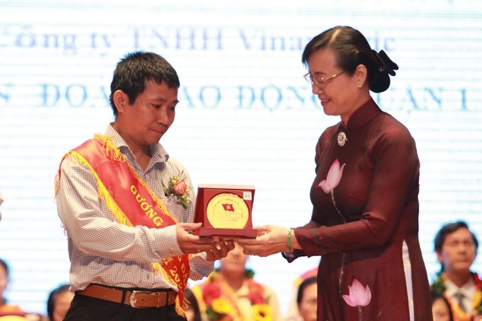 Bà Nguyễn Thị Quyết Tâm - Phó Bí thư  Thành ủy, Chủ tịch HĐND  TP HCM - tặng biểu trưng cho các gương đảng viên tiêu biểu   Ảnh:  HOÀNG TRIỀU