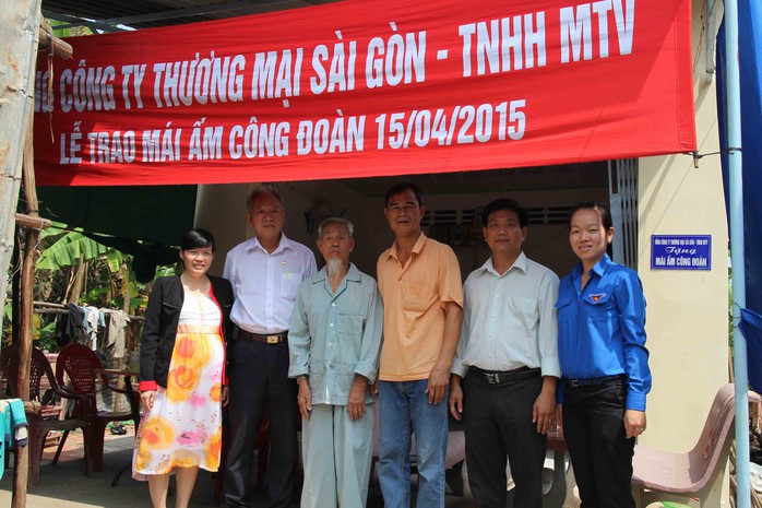 Ông Phạm Mạnh Tiến (thứ hai từ trái sang), Phó Chủ tịch Công đoàn Tổng Công ty Thương mại Sài Gòn, chia vui với gia đình anh Mai Đình Trang