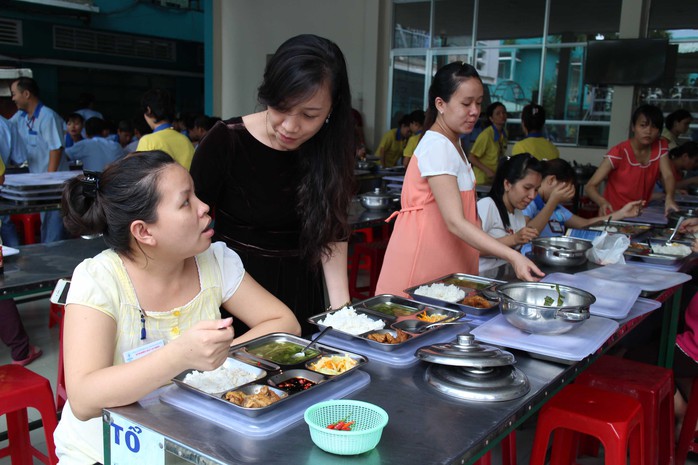 Hết mình với công nhân, chị Nguyễn Thị Hồng Liên (giữa) là điểm tựa tin cậy của tập thể lao động
