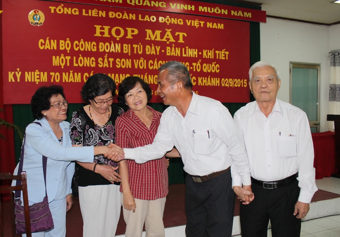 Ông Đặng Ngọc Tùng - Ủy viên Trung ương Đảng, Chủ tịch Tổng LĐLĐ Việt Nam (thứ hai, bên phải) - thăm hỏi các cựu cán bộ công vận, Công đoàn từng bị tù đày