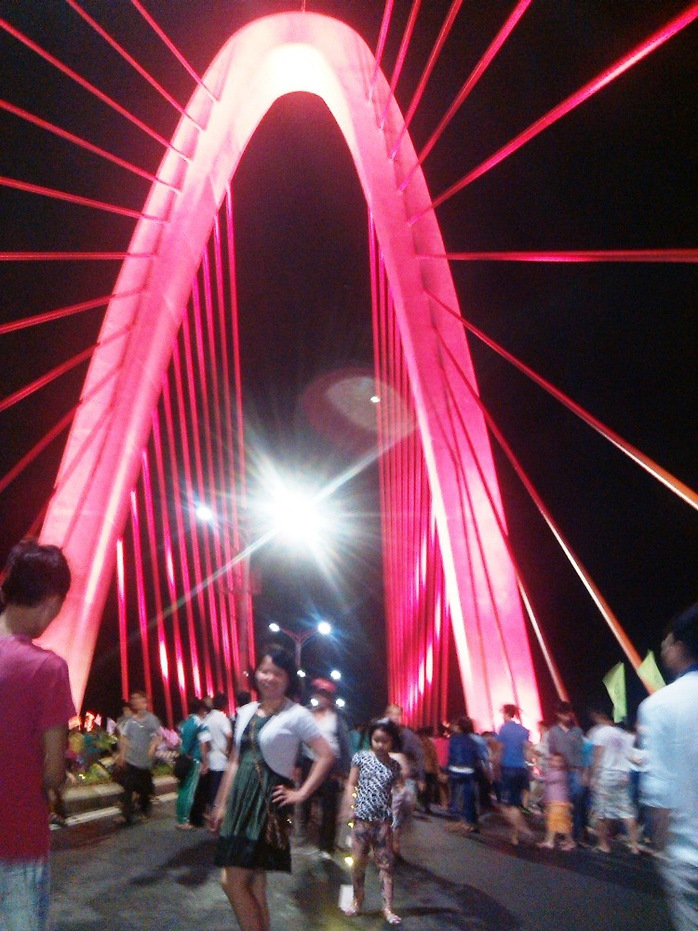 Tham quan, chụp ảnh trên cầu vào buổi tối