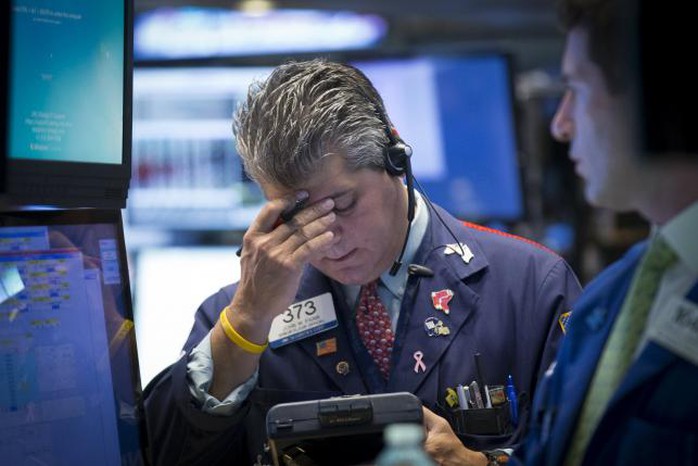 Các nhà đầu tư trên sàn giao dịch chứng khoán New York (Mỹ) sáng 24-8. Ảnh: Reuters