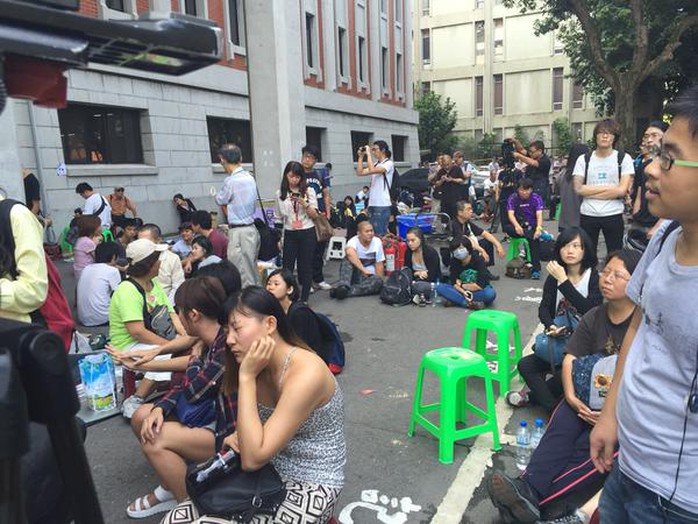 Cảnh sát được lệnh không giải tán sinh viên. Ảnh: Channel news asia