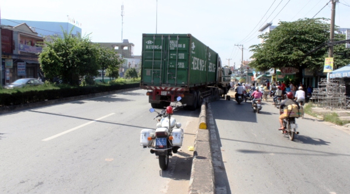 Phát hiện chiếc xe mất thắng, tài xế nhoài đầu ra cửa hét lớn cho mọi người đang chờ dừng đèn phía trước bỏ chạy, sau đó đâm xe vào dải phân cách giữa đường