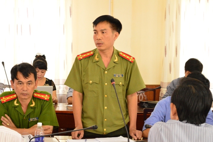 Đại tá Nguyễn Văn Quy, người phát ngôn Công an tỉnh Đắk Lắk, thông báo vụ việc tại buổi họp báo.