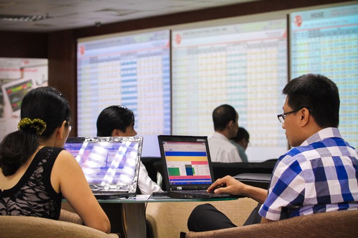 Nhà đầu tư giao dịch tại Công ty chứng khoán Rồng Việt. Ảnh: Hoàng Triều Nhà đầu tư giao dịch tại Công ty chứng khoán Rồng Việt. Ảnh: Hoàng Triều