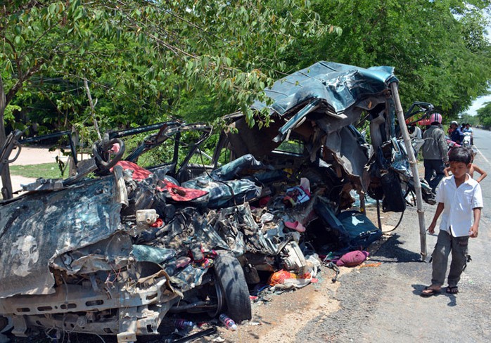 Chiếc xe tải chở công nhân bị đâm không còn ra hình thù gì. Ảnh: Cambodia Daily