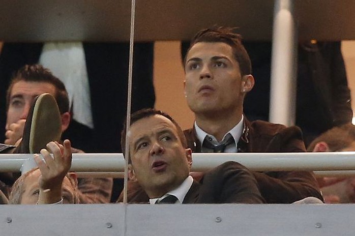 Ronaldo và ông Mendes cùng theo dõi 1 trận đấu từ khán đài VIP