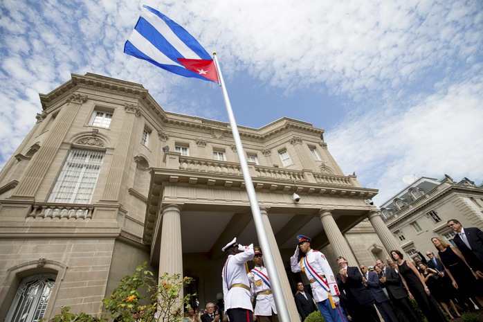 Lá cờ Cuba tung bay tại Washington D.C. sau 54 năm vắng bóng. Ảnh: Reuters