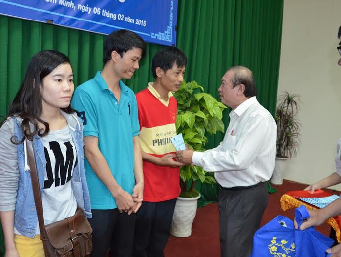 Ông Nguyễn Việt Cường, Phó Chủ tịch LĐLĐ TP HCM, trao vé xe cho công nhân đang làm việc tại KCN Tây Bắc Củ Chi