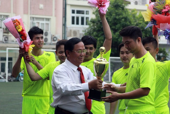 Ông Tạ Long Hỷ, Phó Tổng giám đốc Vinasun, trao cup vô địch cho đội Kế toán