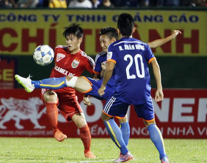 B.Bình Dương của Công Vinh (trái) đang đẫn đầu V-League 2014-2015