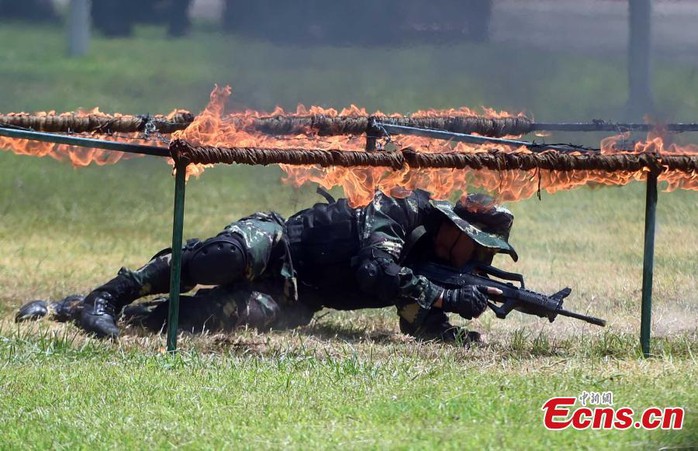 Đơn vị đồn trú này cũng biểu diễn kỹ năng chiến đấu cho người dân Hồng Kông xem