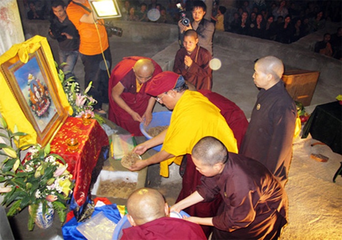 Đích thân Đức pháp vương Gyalwang Drukpa yểm tâm và đặt vô số xá lị tại Đại bảo tháp Tây Thiên