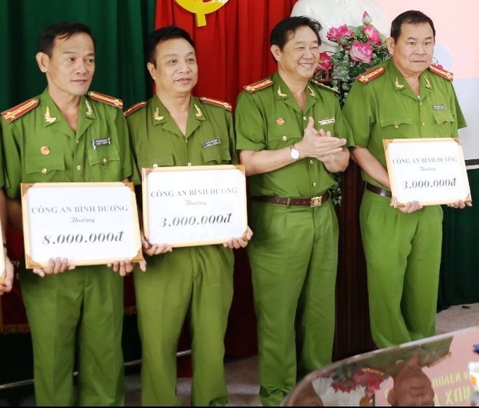 Đại tá Nguyễn Hoàng Thao, Phó Giám đốc Công an tỉnh Bình Dương (thứ 2 từ phải qua) khen thưởng đại diện các đơn vị tham gia chuyên án