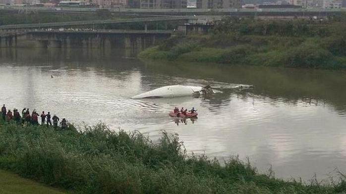 Chiếc máy bay gần chìm trên sông. Ảnh: Tân Hoa Xã