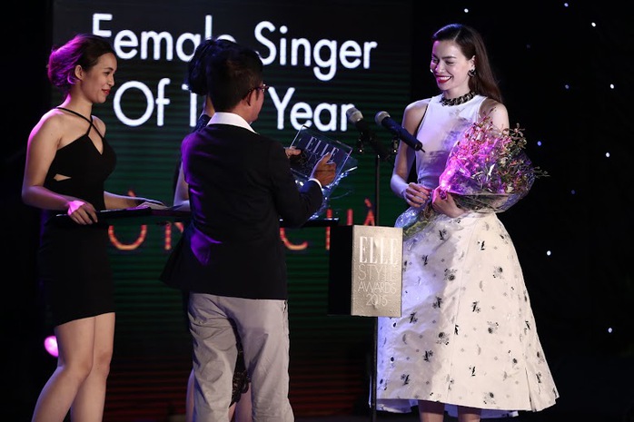 Ca sĩ Hồ Ngọc Hà lên nhận giải Nữ ca sĩ phong cách của năm