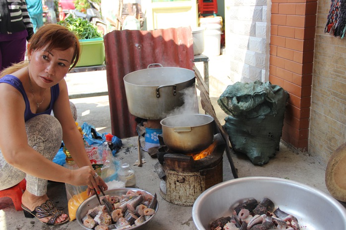 Bếp cơm tập thể, do những người hàng xóm gom góp tiền, sức giúp đỡ nạn nhân sau vụ cháy.