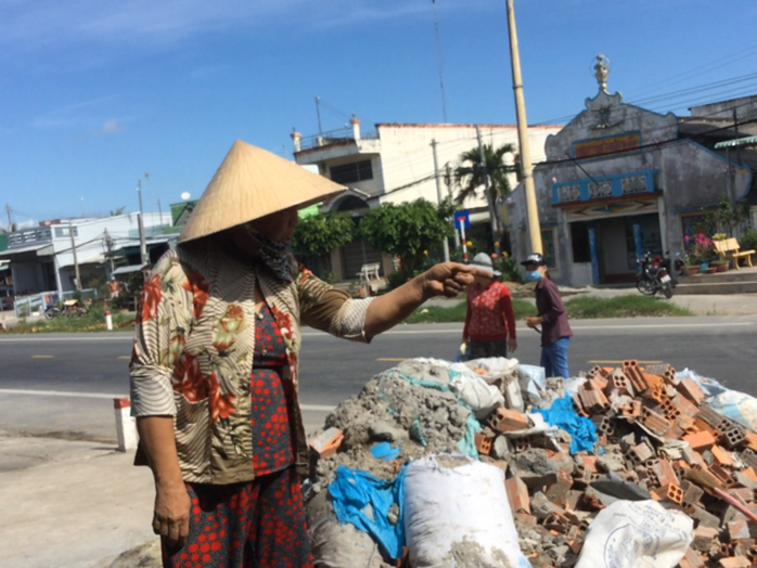 Đồng phạm bị bắt, bà Ba lôi kéo thêm người nhà tiếp tục đạp phá tài sản người khác