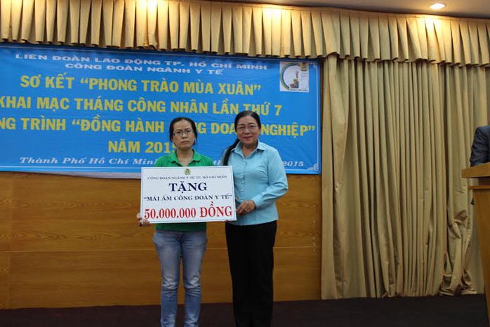 Bà Nguyễn Thị Bích Thủy, Phó Chủ tịch LĐLĐ TP HCM, trao Mái

ấm Công đoàn cho đoàn viên khó khăn