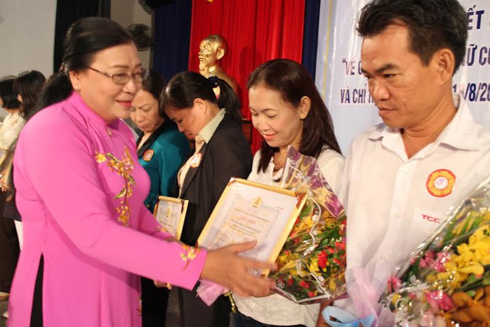 Bà Nguyễn Thị Bích Thủy, Phó Chủ tịch LĐLĐ TP HCM, trao

bằng khen cho các tập thể xuất sắc