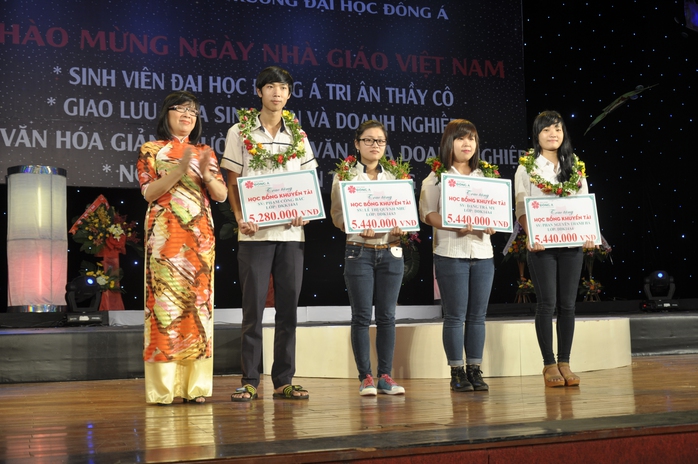 Chủ tịch HĐQT Trường ĐH Đông Á, bà Nguyễn Thị Anh Đào (bìa trái), trao học bổng khuyến tài cho sinh viên có điểm đầu vào cao, vào năm 2014 Ảnh: ĐÔNG Á