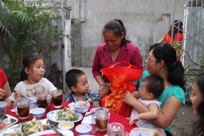 Bà Lê Thị Thanh Hoa, tặng quà Tết tặng công nhân nhà trọ