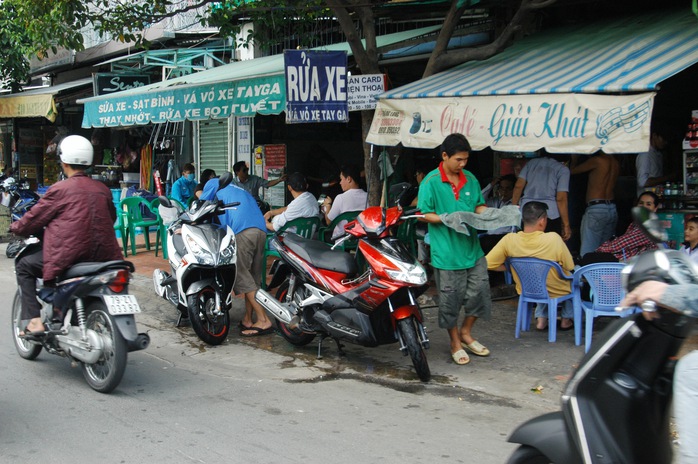 Không chỉ chiếm hết vỉa hè, dịch vụ rửa xe này còn chiếm luôn cả lòng đường để kinh doanh. Nhìn hình ai cũng tưởng chỉ xảy ra ở các quận vùng ven, ai ngờ lại xảy ra ở đường Nguyễn Trãi - giữa trung tâm Sài Gòn